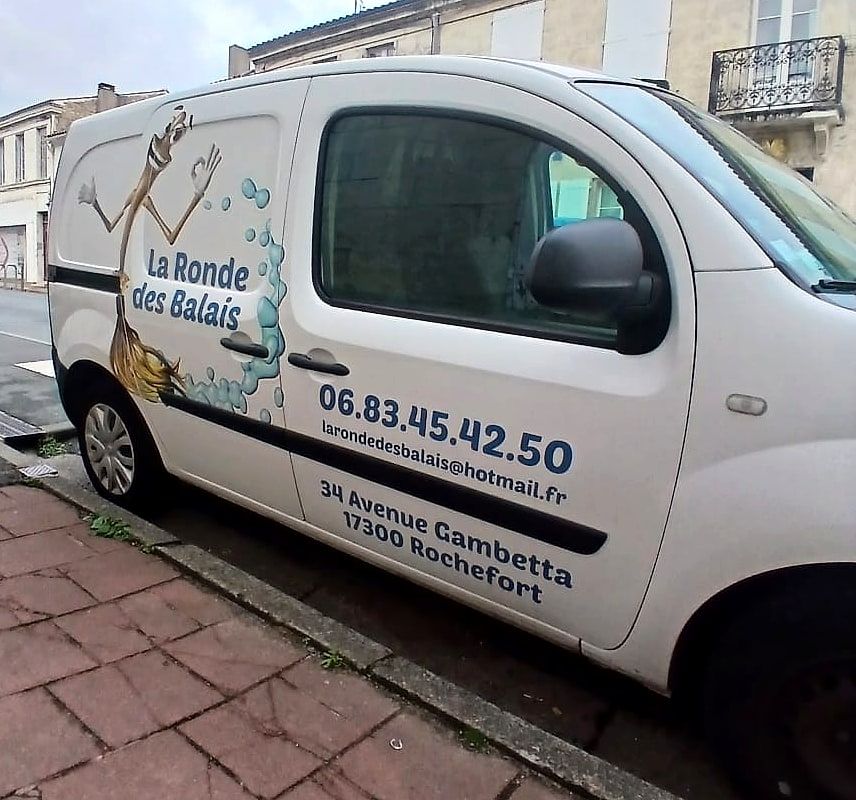 Camionnette de La Ronde des Balais garée dans la rue, avec le téléphone, l’e-mail et l’adresse de l’entreprise