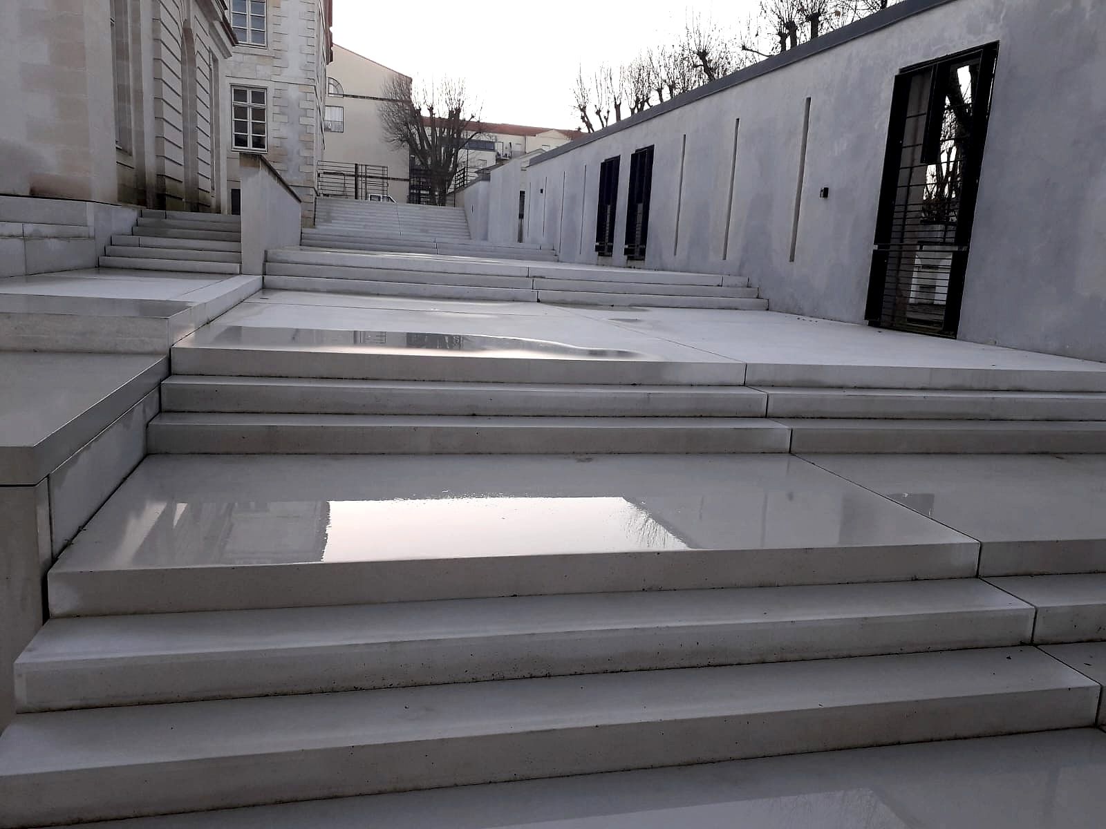 Escaliers et paliers en pierre claire, propres et encore humides après le nettoyage
